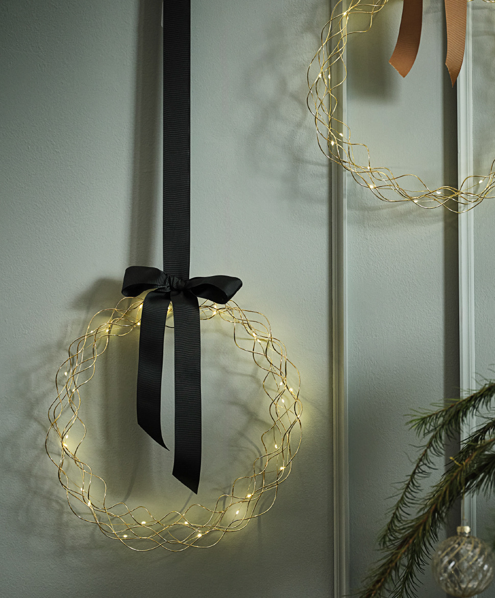 Gold-colored Christmas wreath with LED lights and timer function